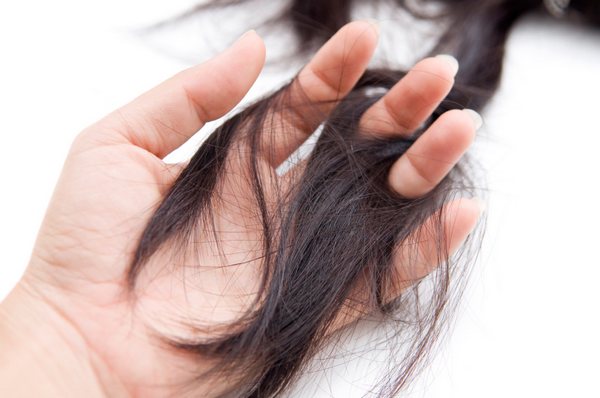 سبب تساقط الشعر بكثرة والعلاج بالطرق المختلفة